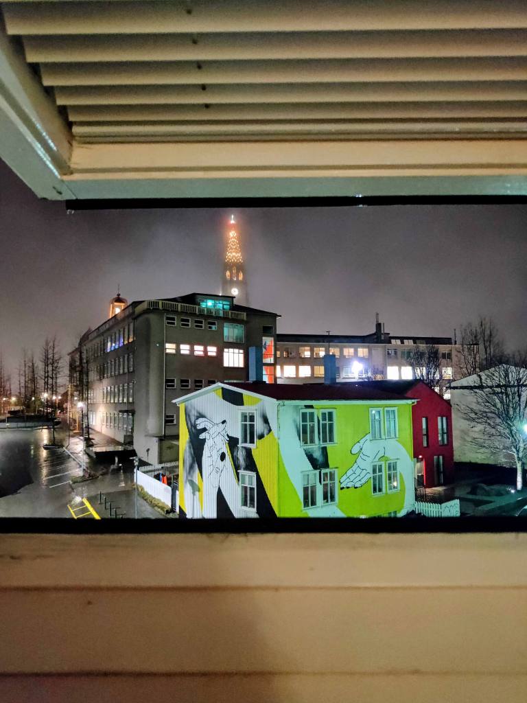 Hallgrimskirkja Reykjavikissa, näkymä kotitalon kattoikkunasta